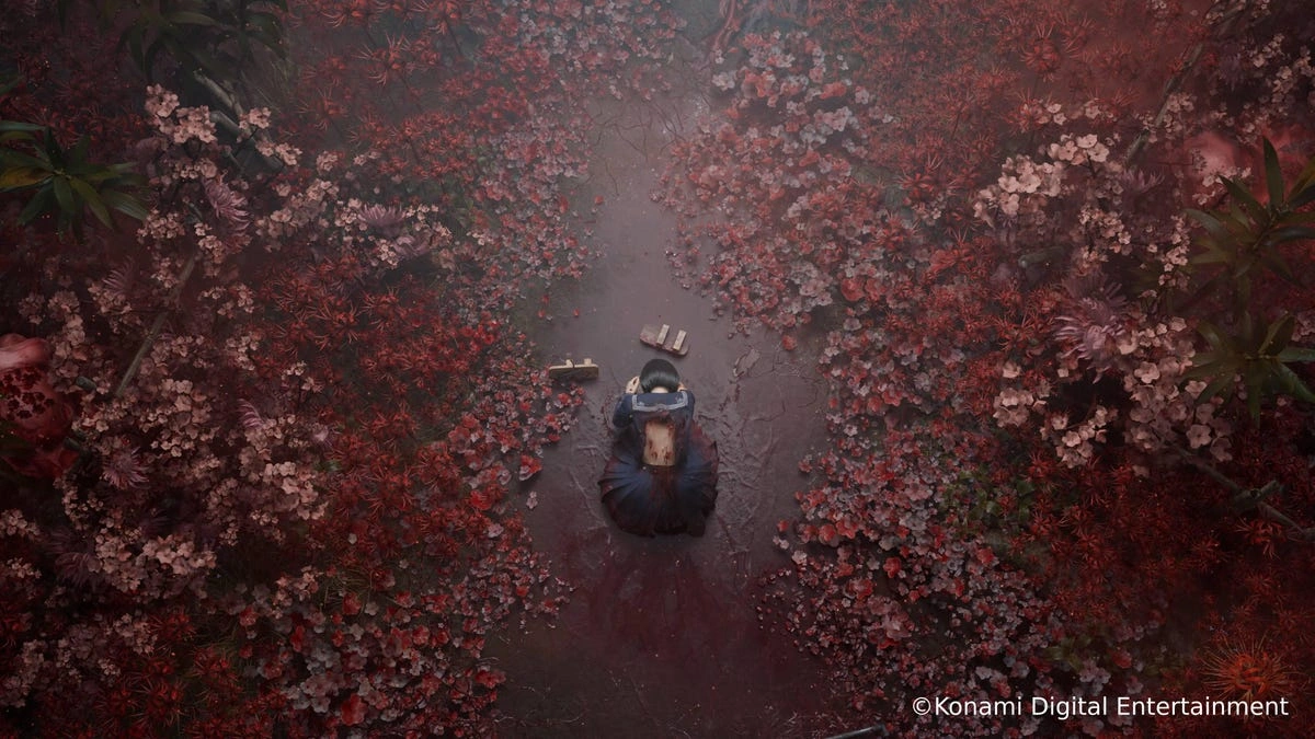 Une personne vêtue de vêtements sombres est accroupie, entourée de fleurs rouges et roses denses avec une atmosphère brumeuse et étrange.