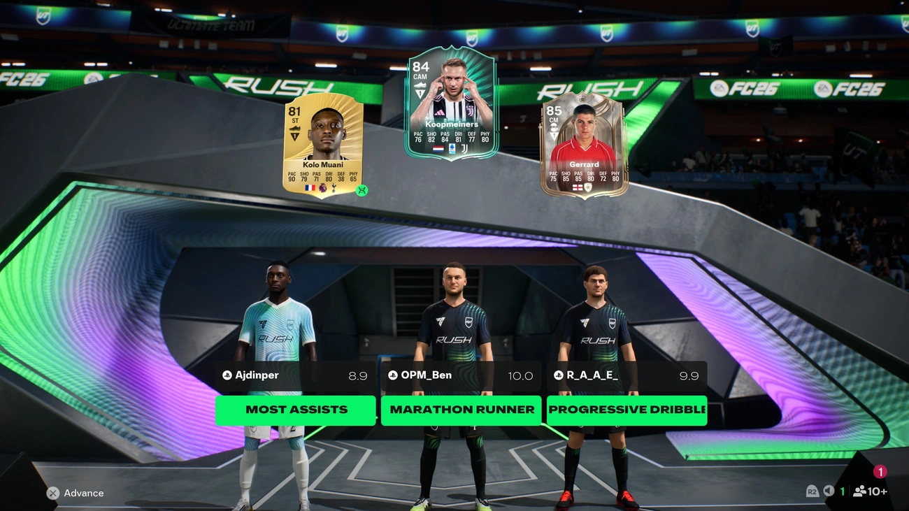 Trois joueurs d'EA FC 26 se tiennent sur une scène futuriste avec leurs cartes Ultimate Team et leurs statistiques de performance affichées au-dessus d'eux.